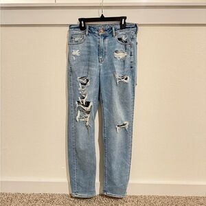 American Eagle Light Wash Denim High-Rise Mom Jeans (Size: 4)
